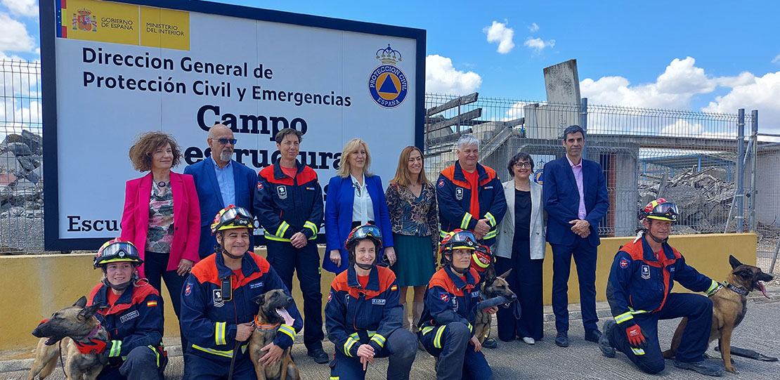 Momento del acto de firma y exhibición con perros en el campo de prácticas