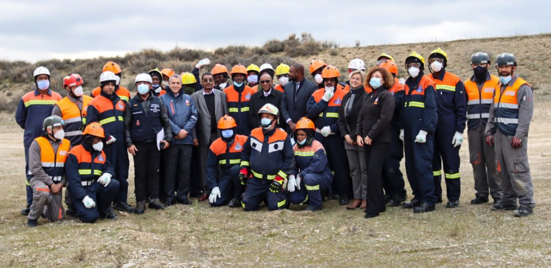 Foto grupo Oficiales Mauritanos en el campo de prácticas de la Escuela Nacional de Protección Civil