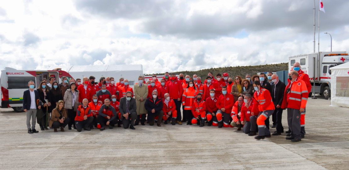 Foto familia equipo Cruz Roja y Protección Civil