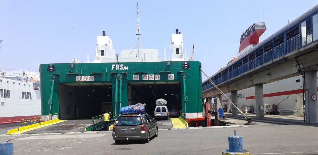 Coches embarcando en ferry
