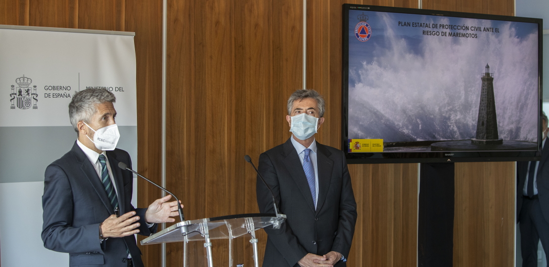 El ministro del Interior, Fernando Grande-Marlaska, y el director general de Protección Civil y Emergencias, Leonardo Marcos