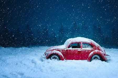 Coche atrapado en la nieve