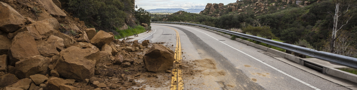 Desprendimiento de rocas sobre carretera