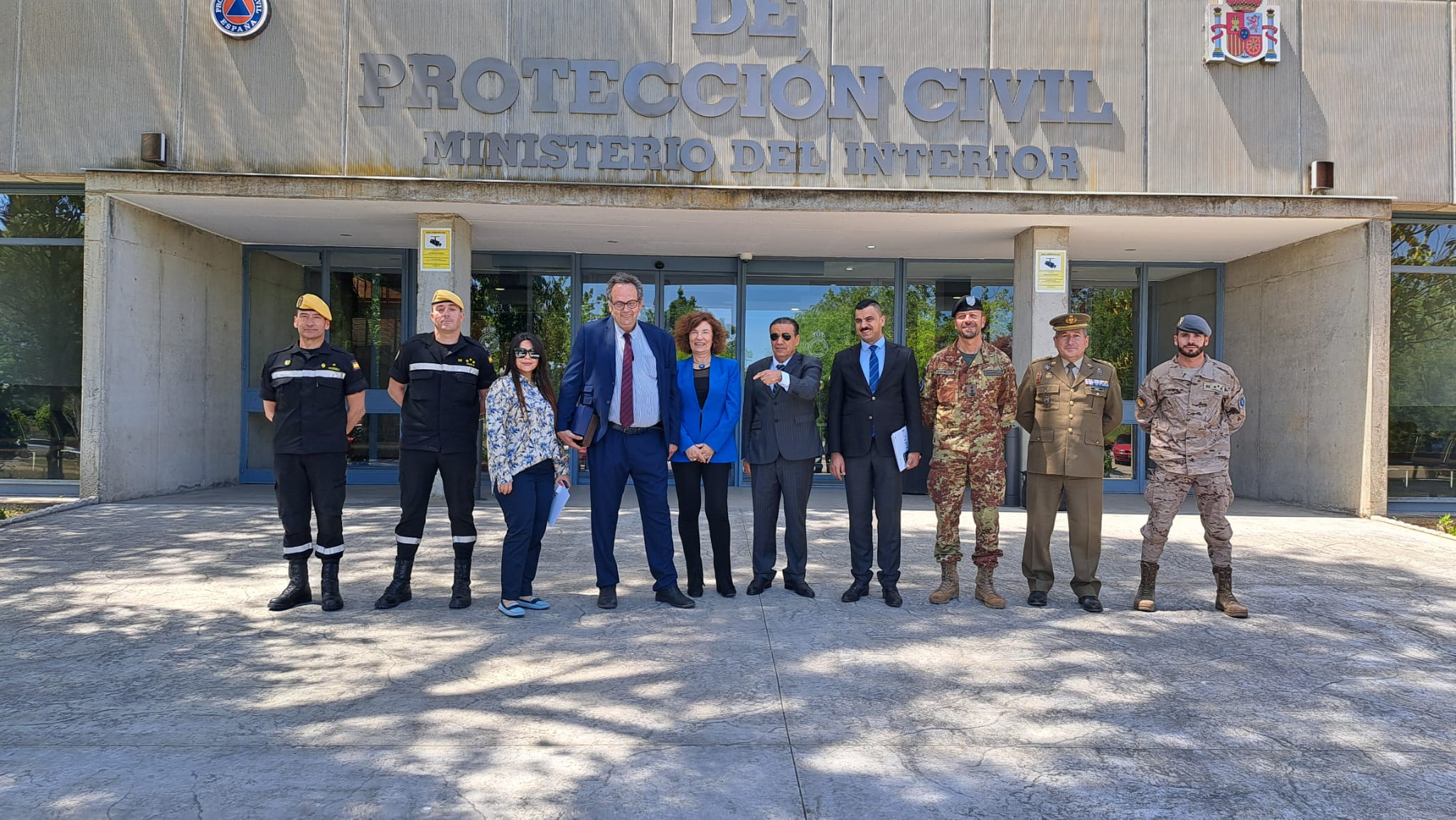 Posando en la puerta de la Escuela Nacional de Protección Civil