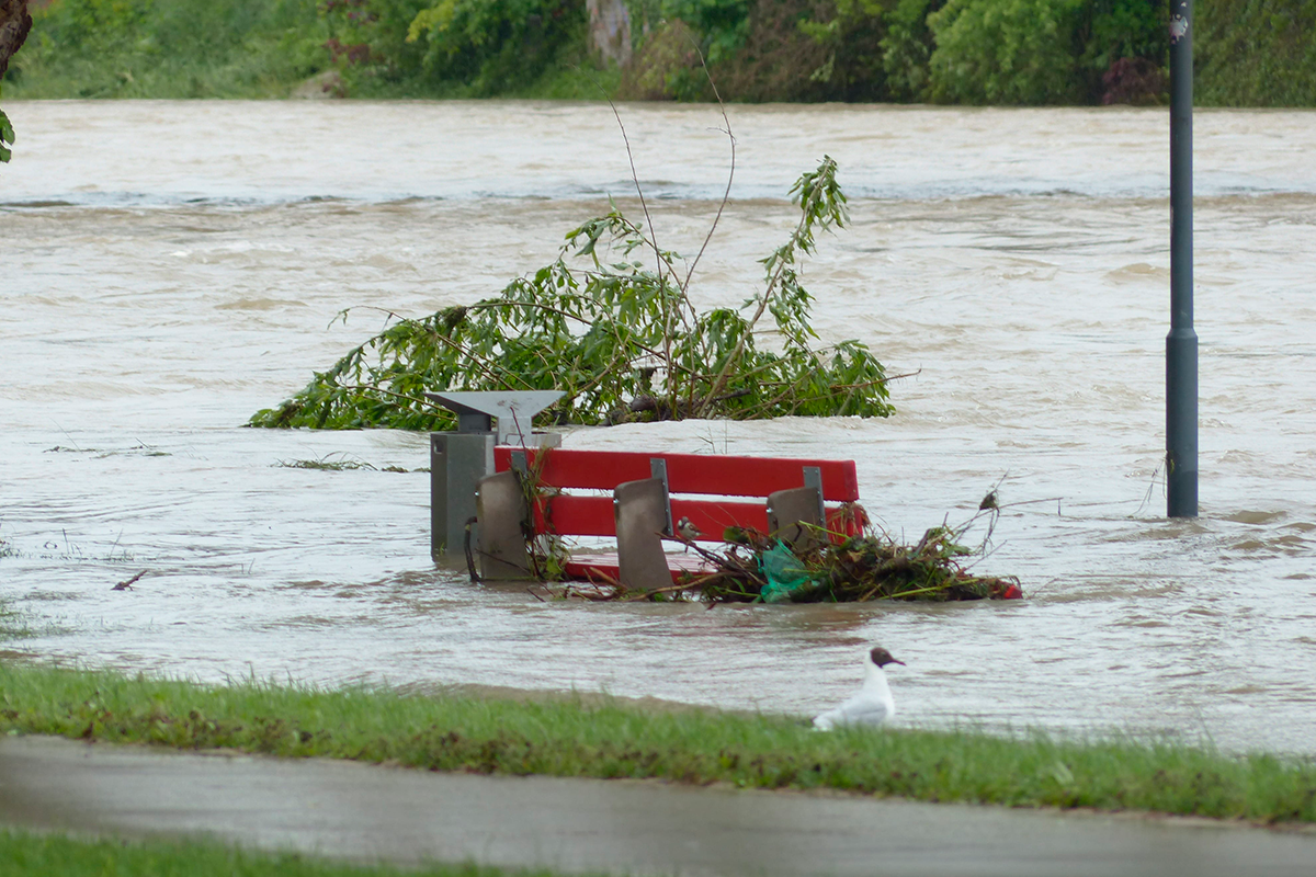 Banco y calle inundada