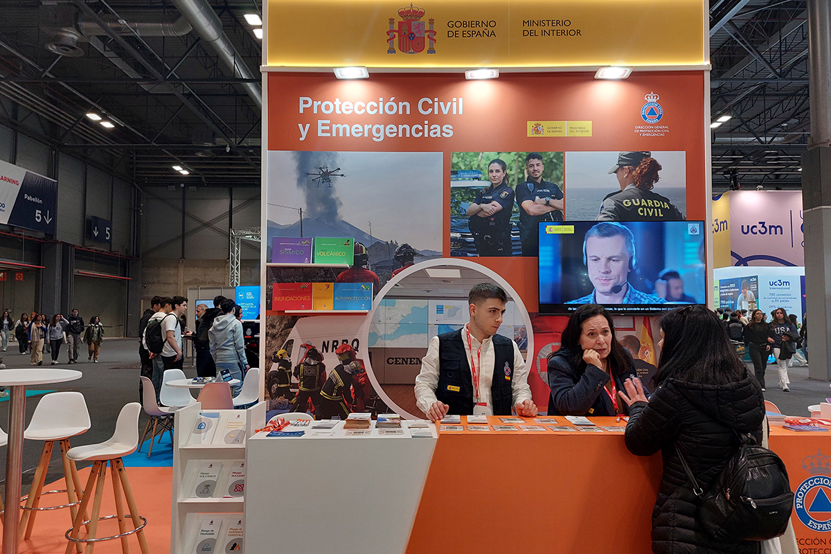Personal de Protección Civil en la Feria Aula