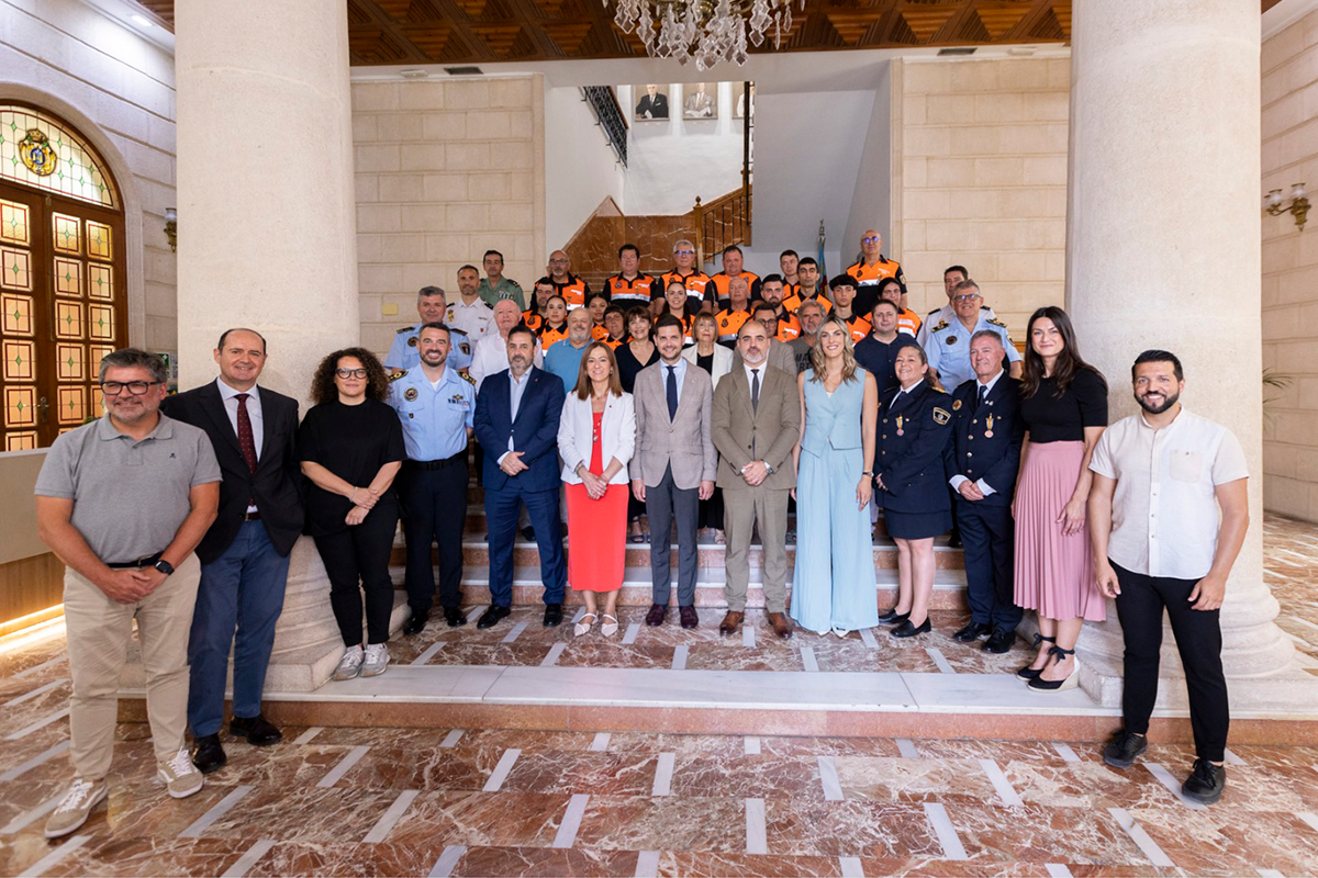 Foto de grupo de las autoridades asistentes al acto