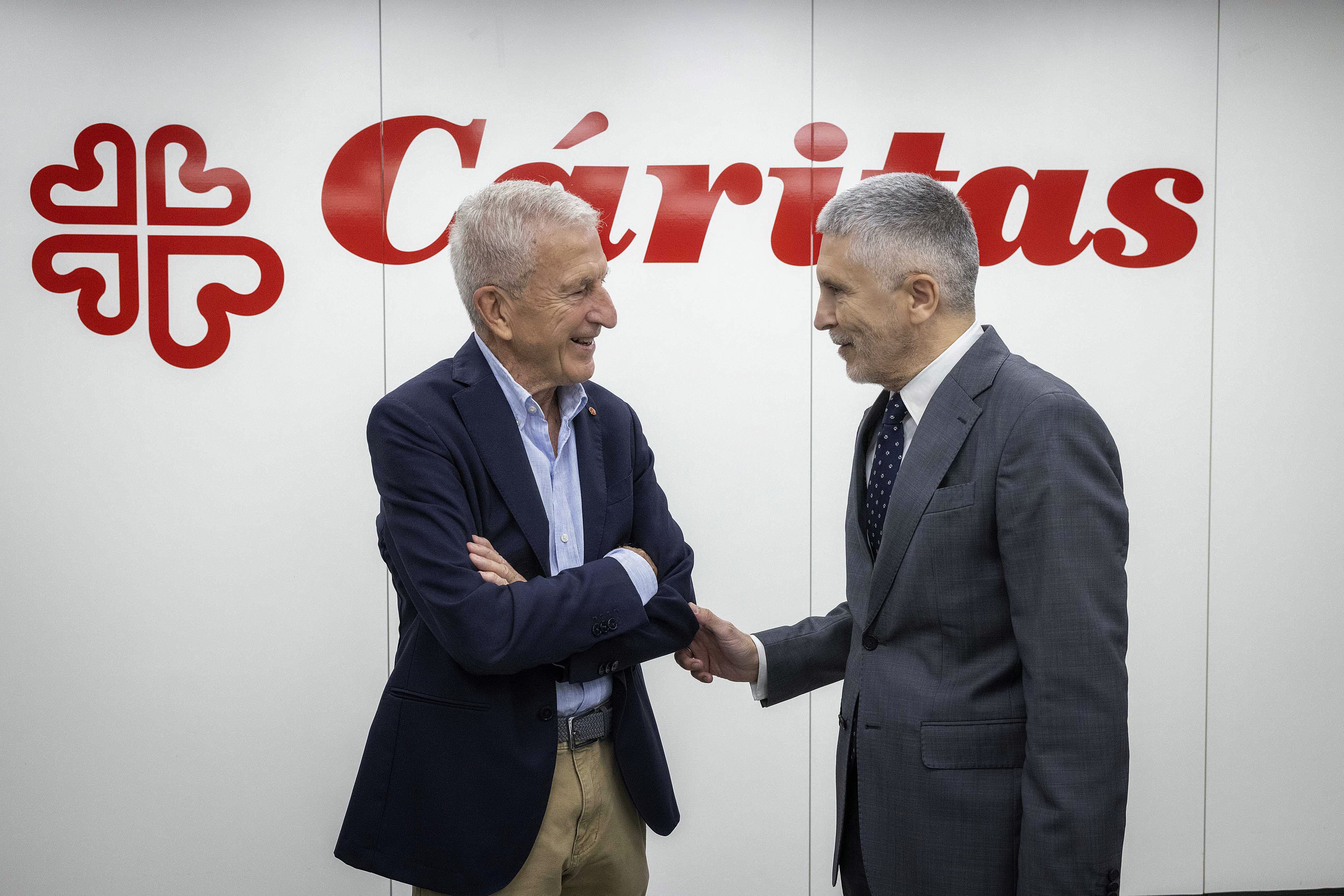 El ministro del Interior junto al presidente de Cáritas