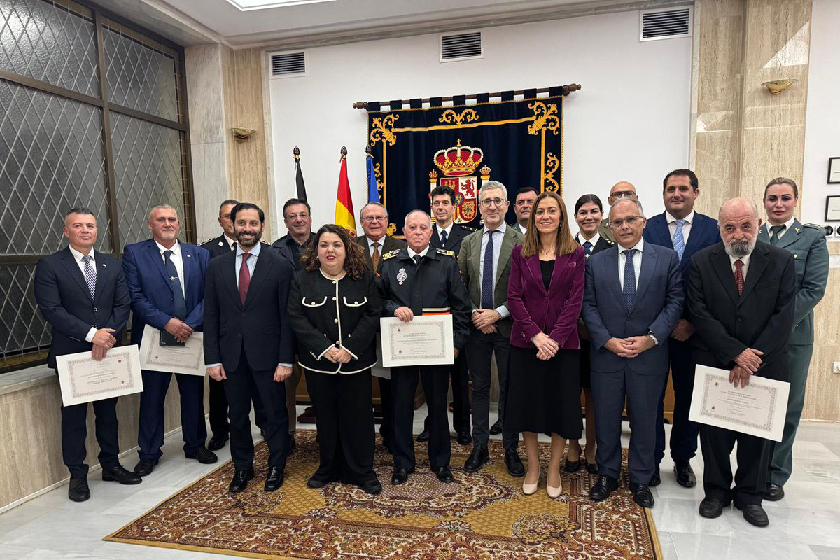 Foto de grupo con galardonados con las medallas