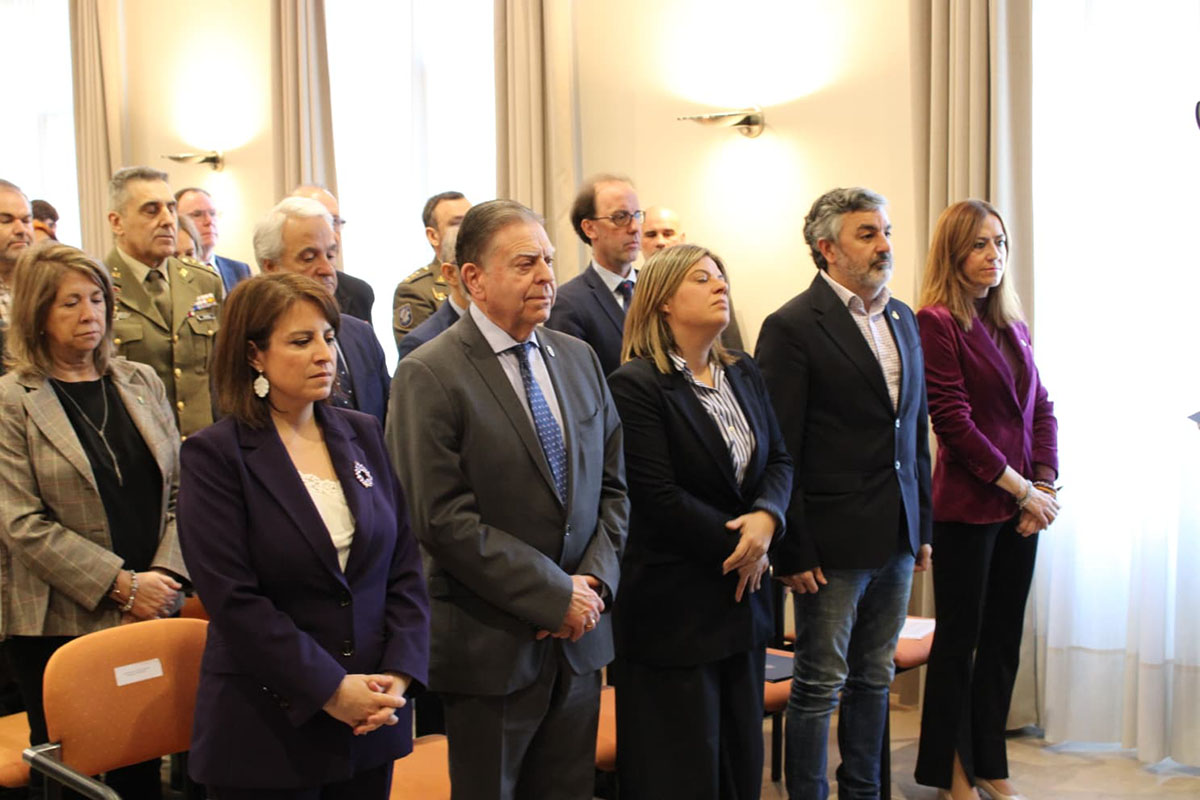 Asistentes al acto de entrega de condecoraciones