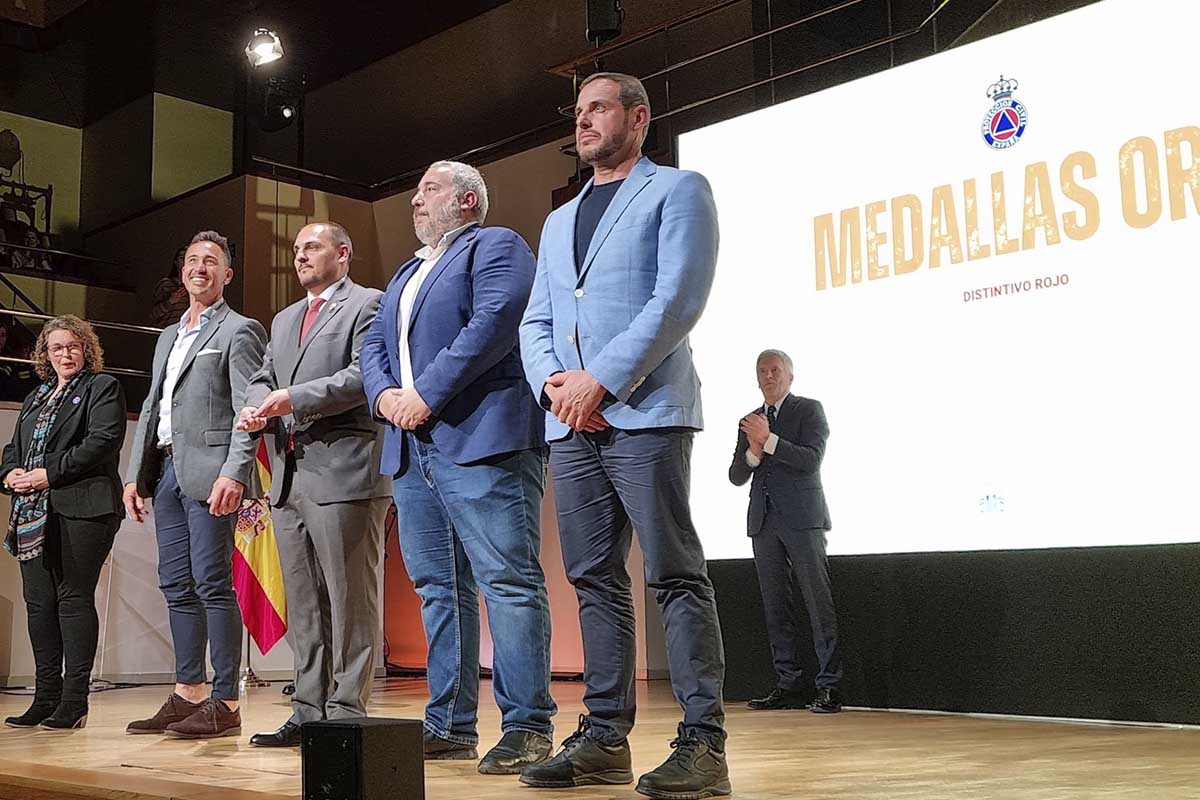 Condecorados posando con sus Medallas.