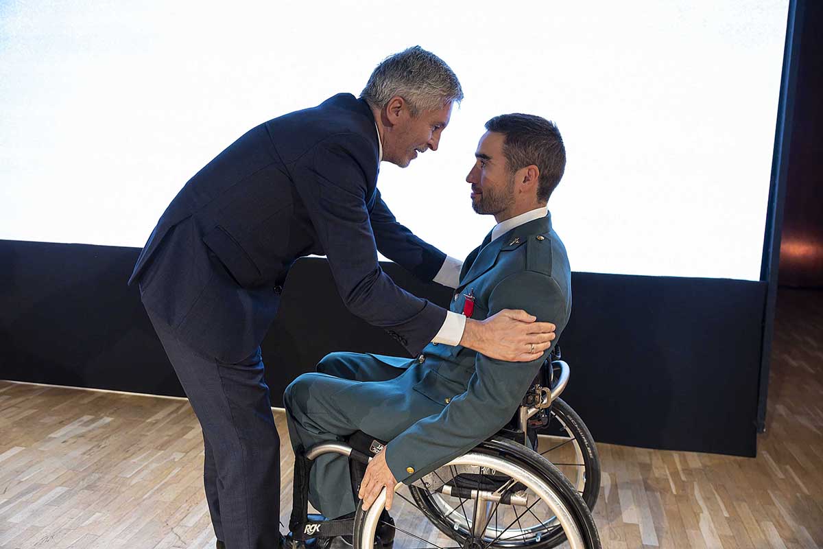 El ministro con uno de los galardonados.