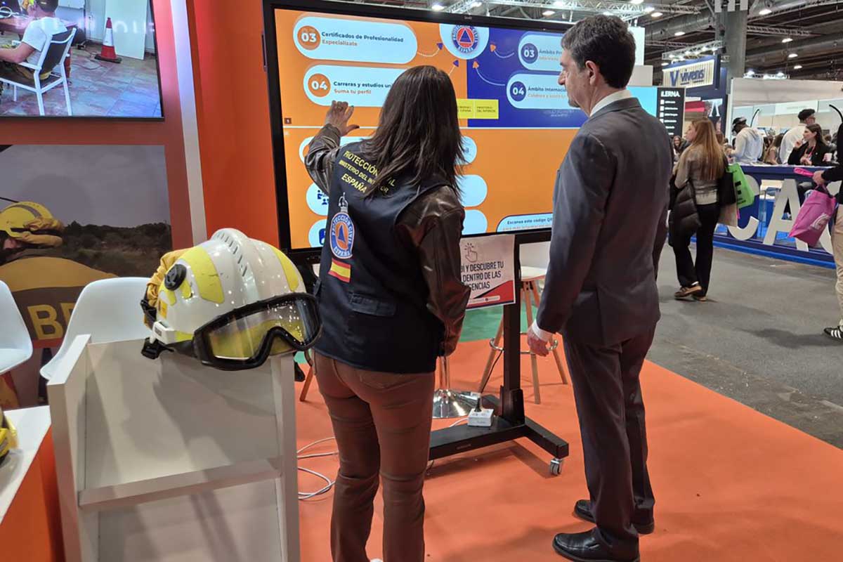 El secretario de Estado de Educación visitó el estand de la Dirección General de Protección Civil y Emergencias.
