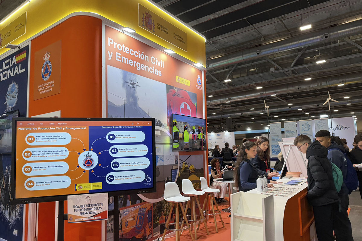 Estudiantes interesándose por Protección Civil.