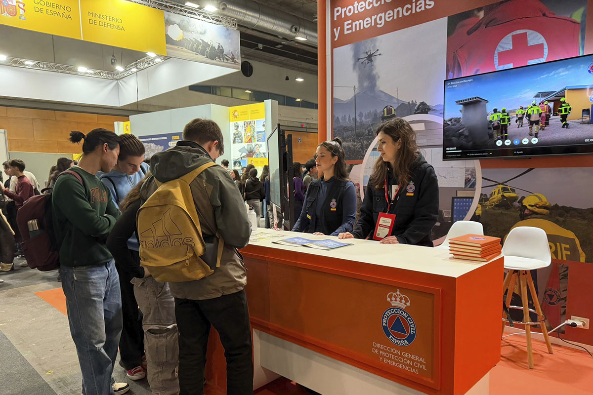 Momento en el stand de la Dirección General de Protección Civil.