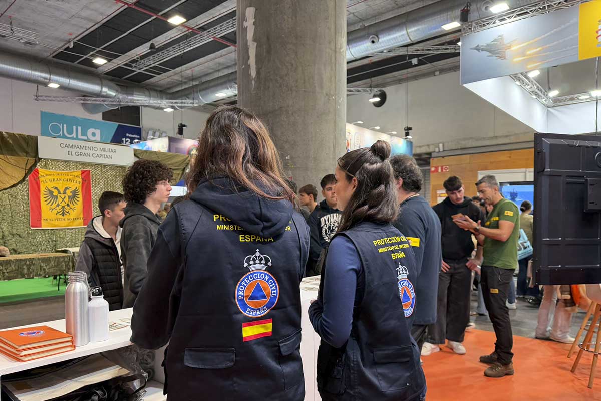 Visitantes en el estand de la Dirección General de Protección Civil y Emergencias.