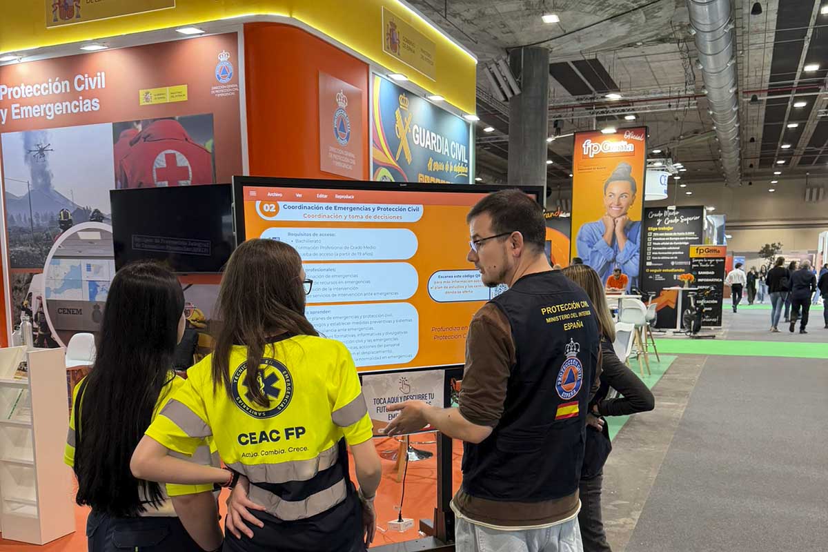 Visitantes en el estand de la Dirección General de Protección Civil y Emergencias.