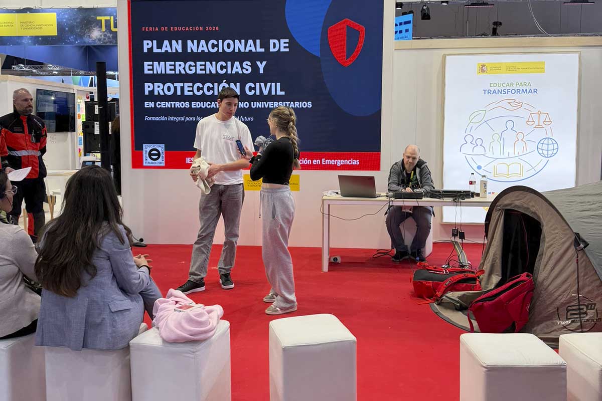 Visitantes en el estand de la Dirección General de Protección Civil y Emergencias.