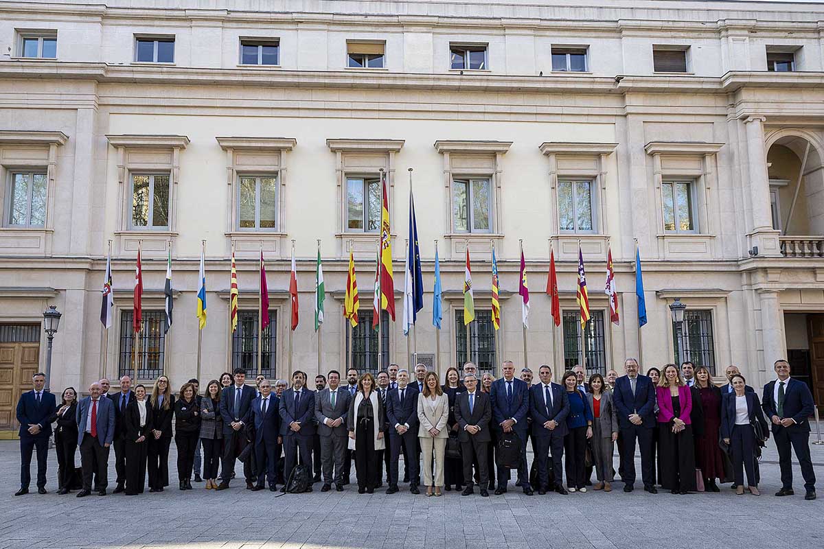 Foto de grupo en el exterior del Senado.