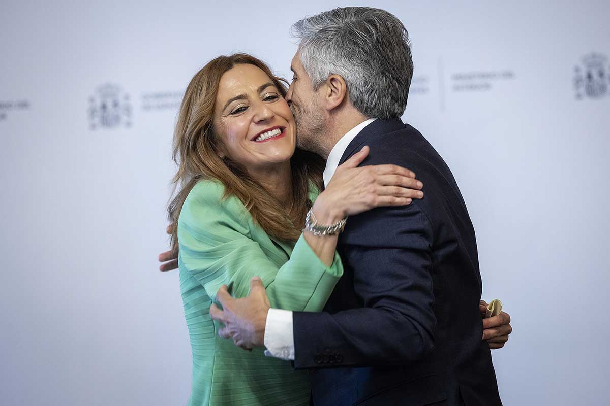 El ministro felicita a Virginia Barcones.