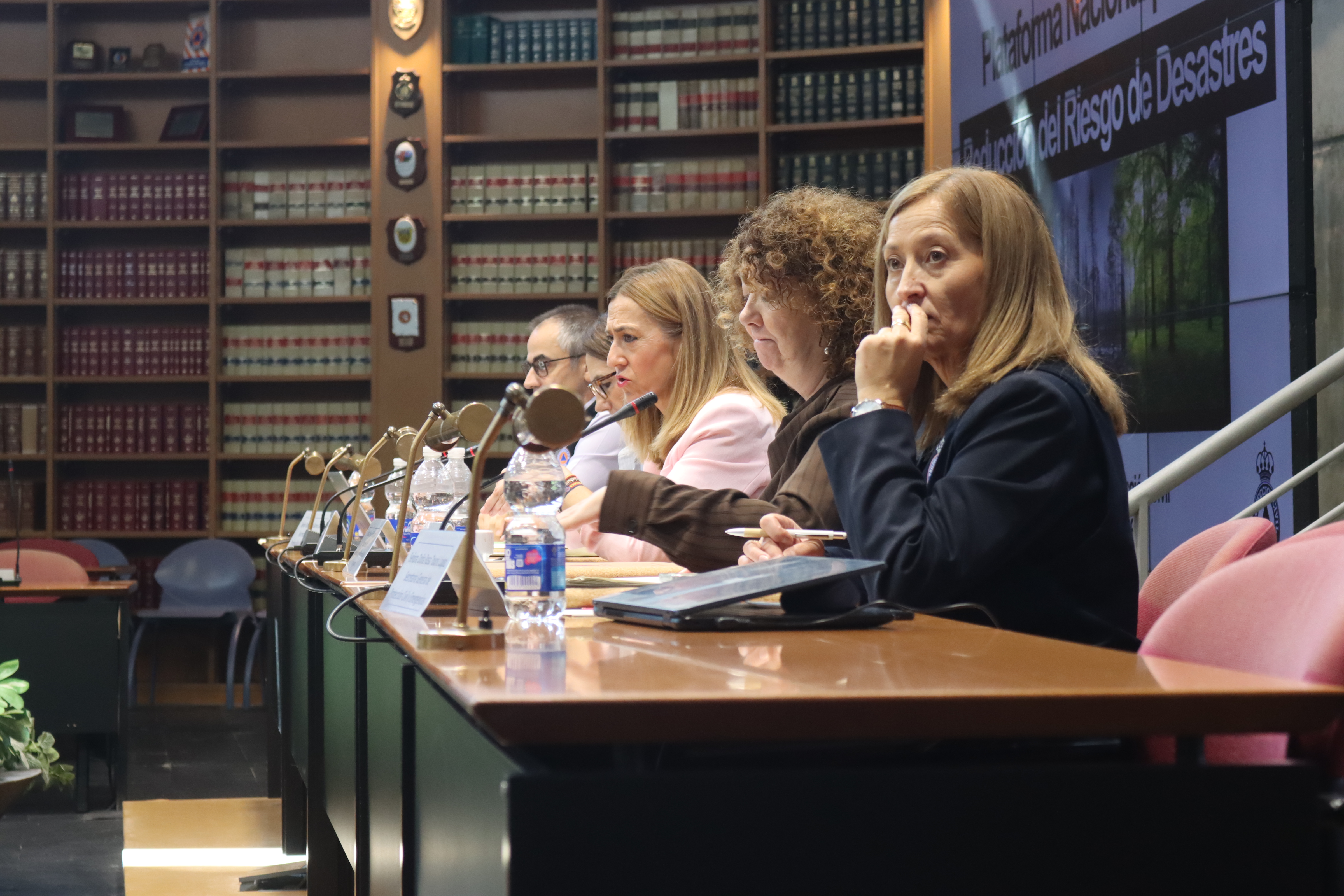 Momento de la reunión en la Escuela Nacional de Protección Civil.