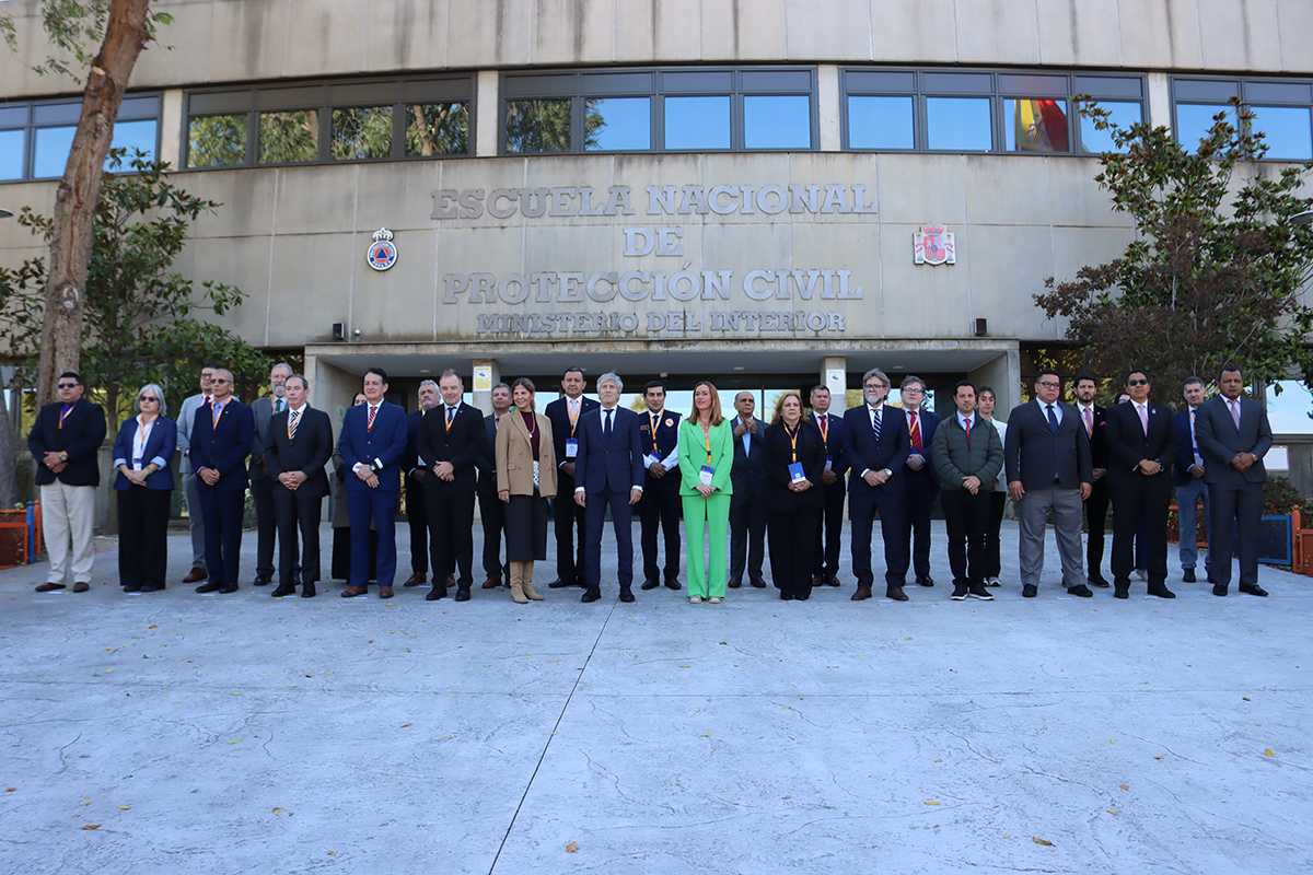 Foto de grupo en la entrada de la Escuela Nacional de Protección Civil.
