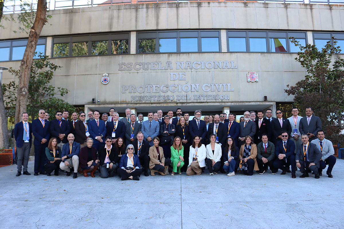 Foto de grupo en la entrada de la Escuela Nacional de Protección Civil.