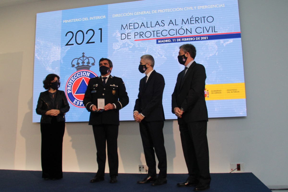 Comandante Jorge Manuel Santana Jardim recogiendo medalla