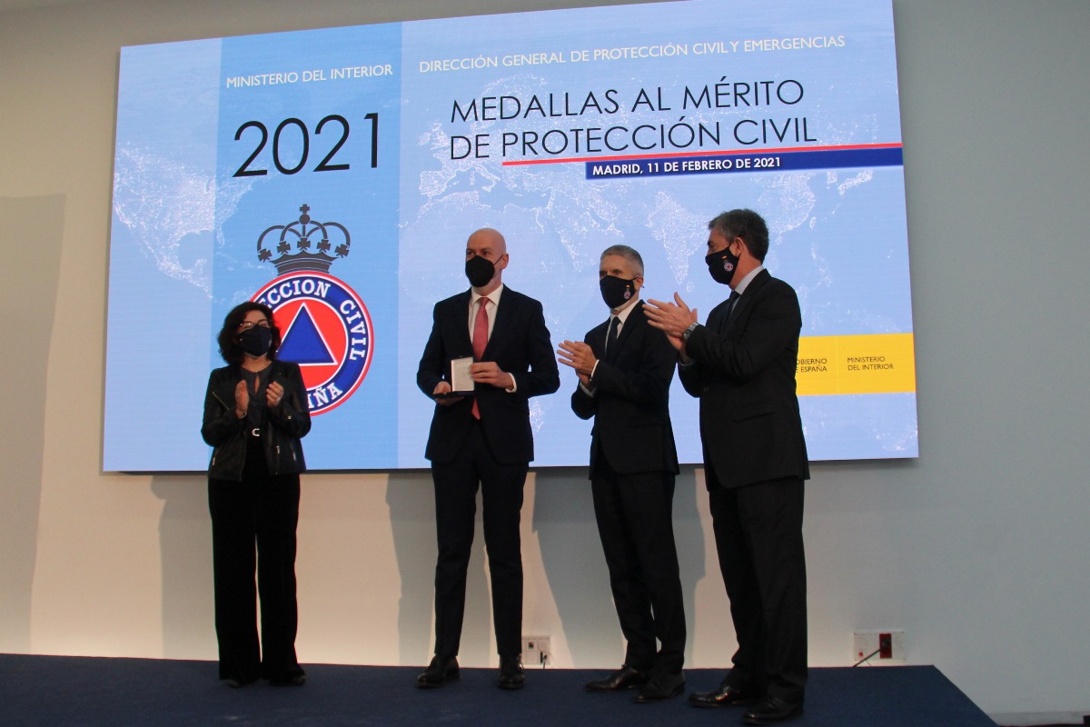 Ignacio Cardero García, director de El Confidencial recogiendo medalla