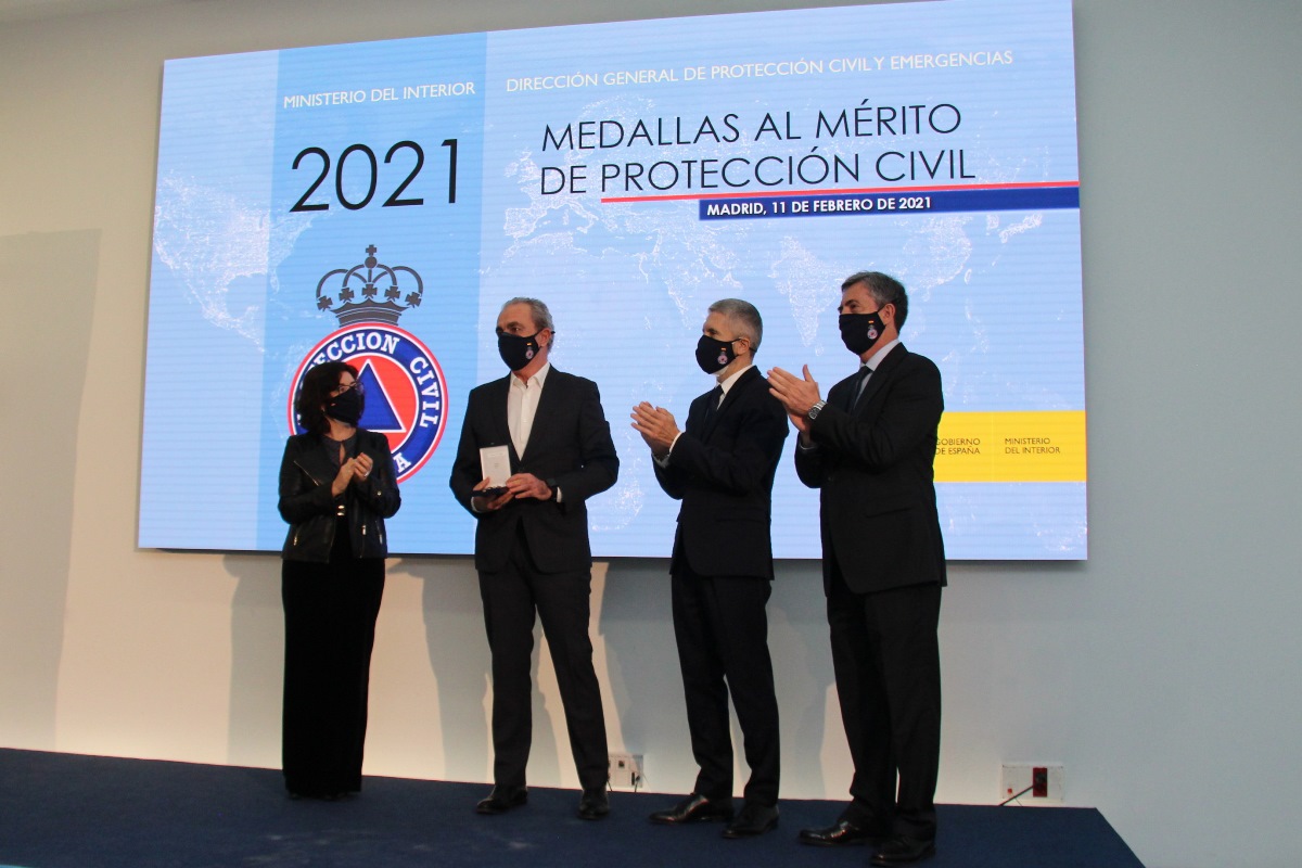Rafael Moyano Zamora, director Escuela Periodismo Unidad Editorial recogiendo medalla