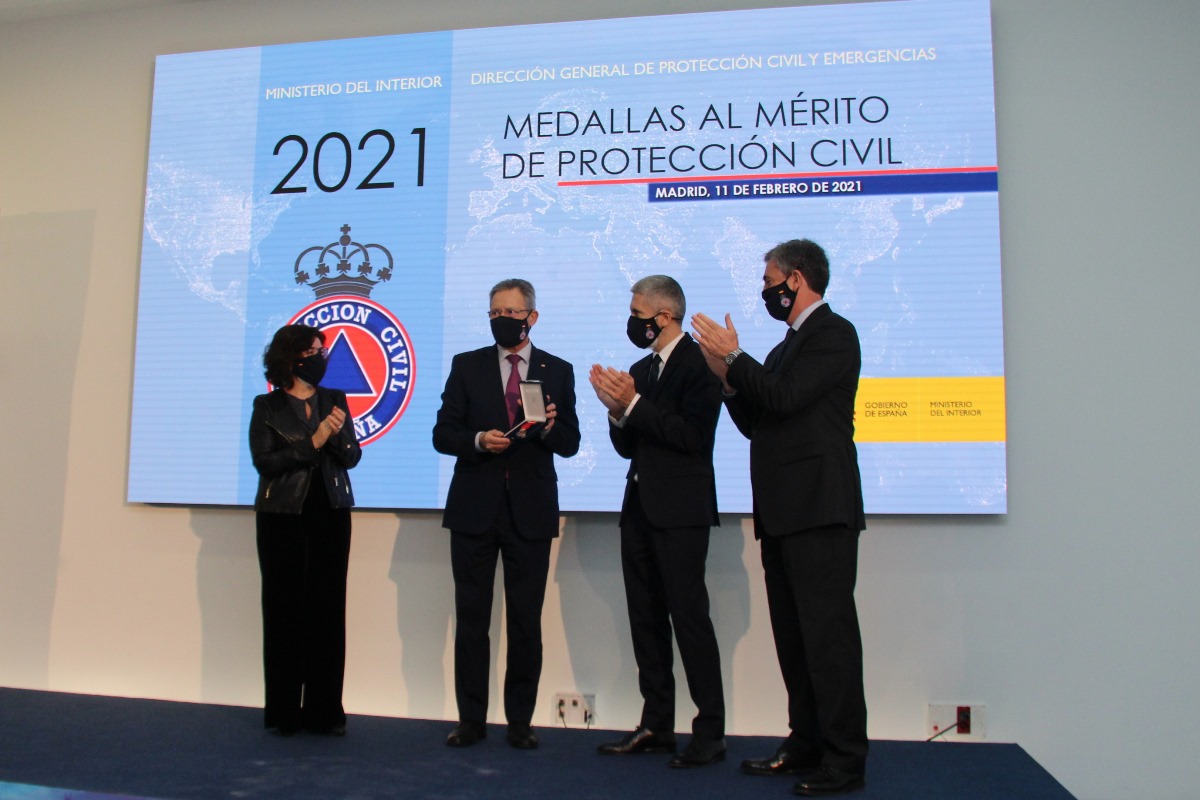 Javier Senent García - Presidente Cruz Roja Española recogiendo medalla