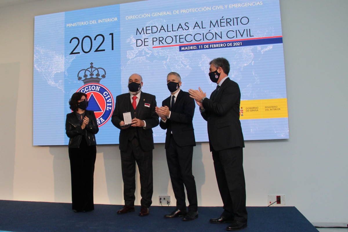 Francisco Santaolaya Ochando recogiendo medalla