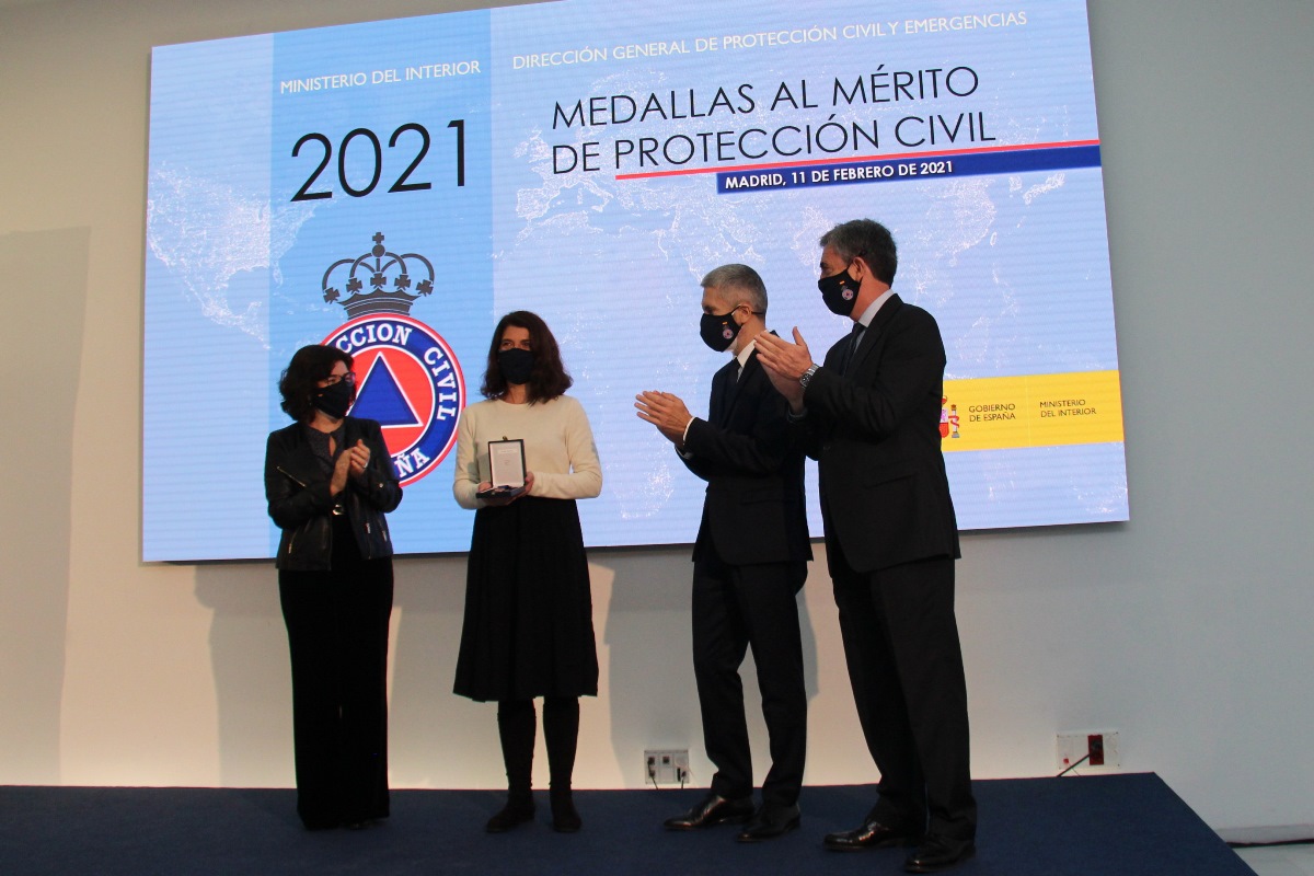 Ana Abril Fernández, coordinadora de Cáritas recogiendo medalla