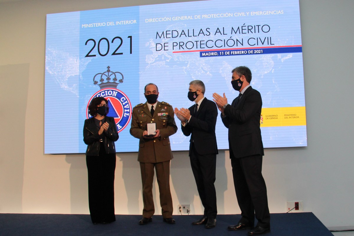 Comandante José María Martín Corrochano de la UME recogiendo medalla