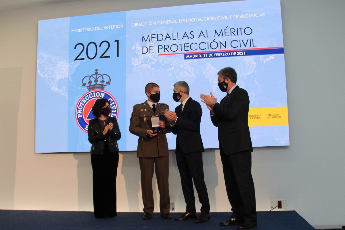 Comandante Carlos Vicente Contreras de la UME recogiendo medalla