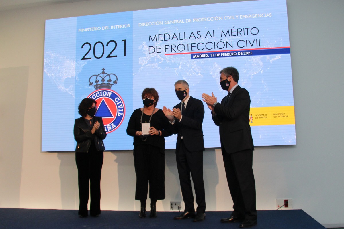 María Rodríguez Escario, directora de comunicación de RTVE recogiendo medalla
