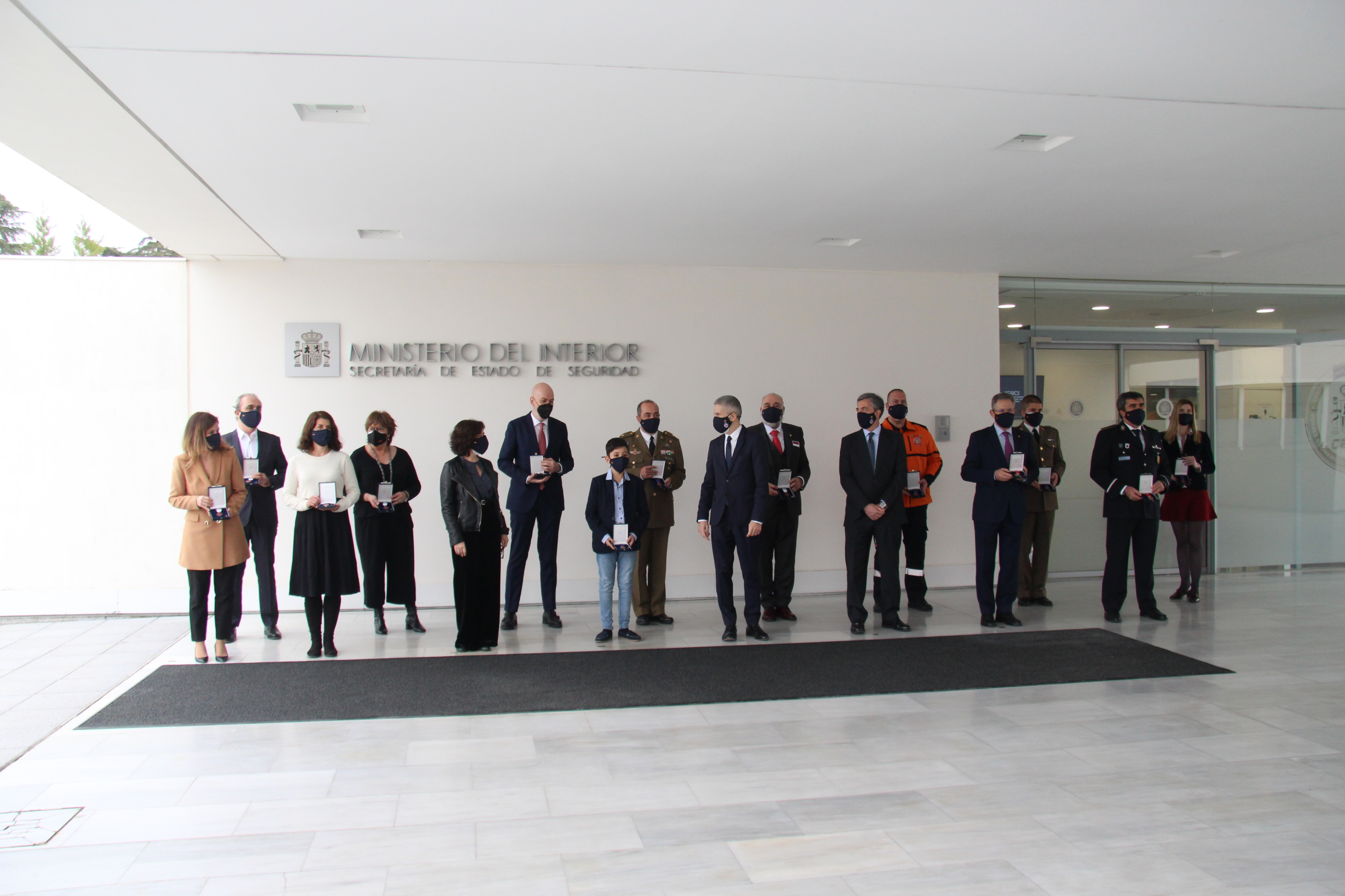 foto de familia con todos los premiados con las medallas al Mérito de Protección Civil