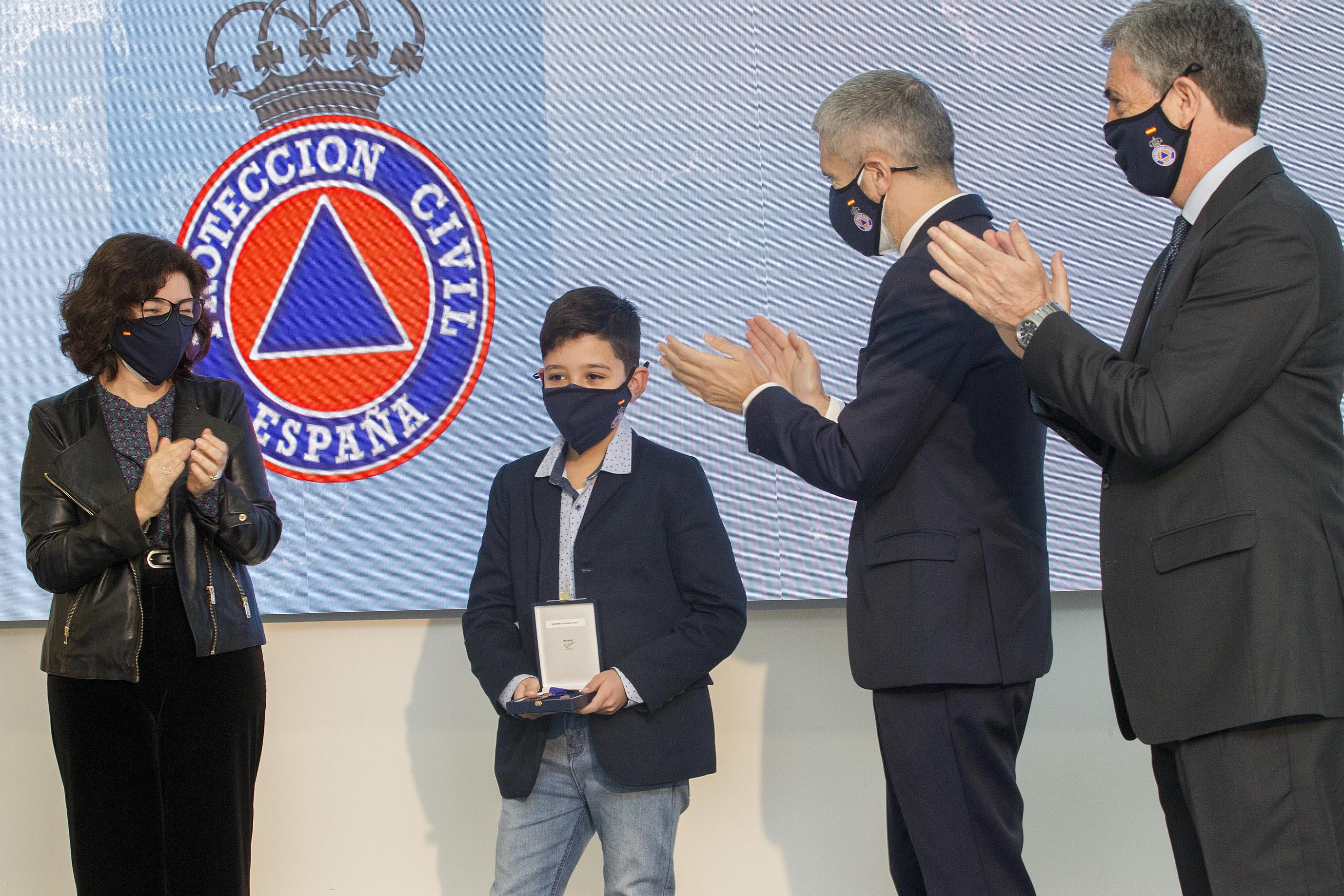 Mohammed Elikinani Rhazi al recoger su medalla de bronce con distintivo azul