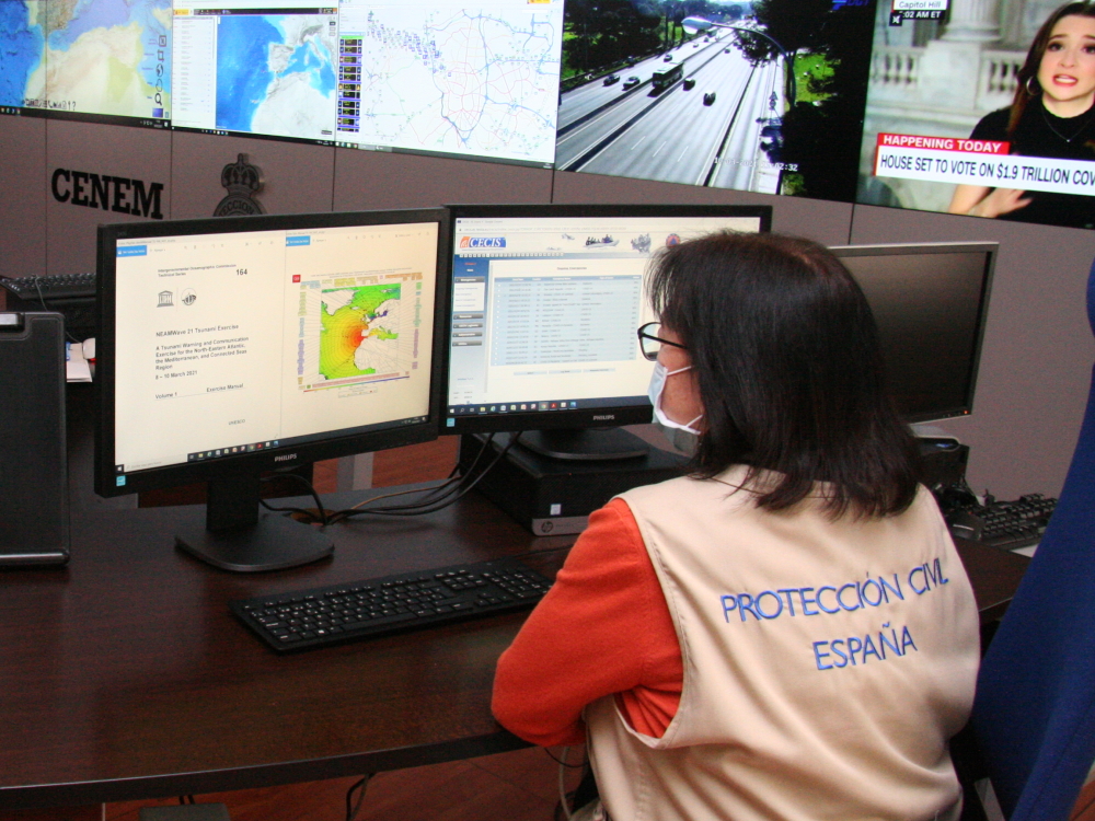 En la sala central de Protección Civil siguiendo el simulacro internacional de alerta temprana