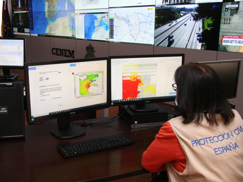 Personal de protección civil, siguiendo el simulacro internacional de alerta temprana