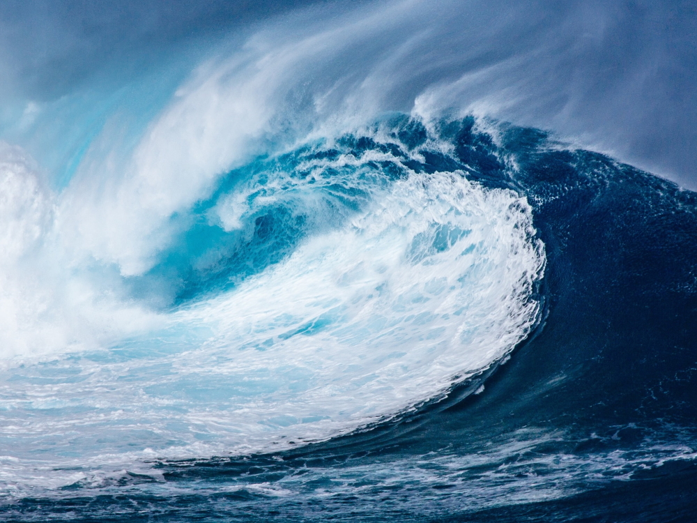Imagen de una ola gigante a causa de un tsunami