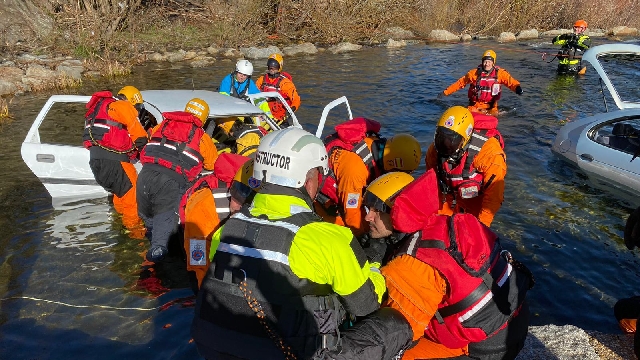 simulación de rescate y salvamento de vehículos en medio acuático