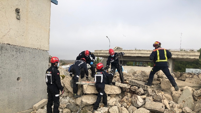 Bomberos de la región, el SUMMA112 y la unidad canina, trabajan junto a la Policía Municipal de Madrid en el simulacro organizado por el Grupo de Emergencia y Respuesta Inmediata de la Comunidad de Madrid
