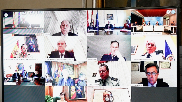 pantalla de plasma con la reunión online
