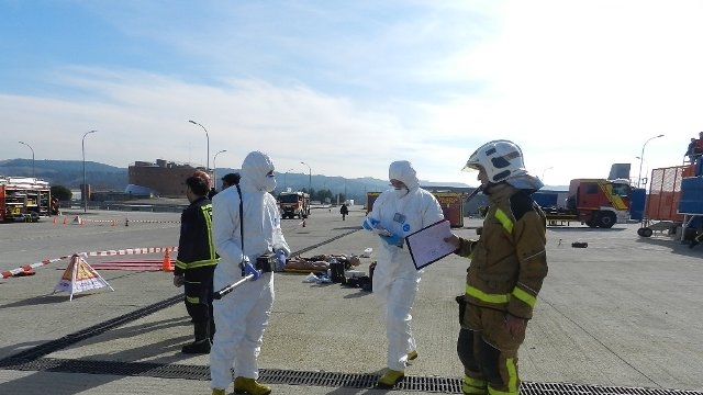 bomberos explicando las siguientes técnicas