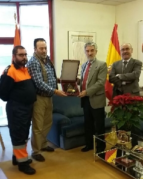 el presidente de ANAV ha aprovechado este encuentro para entregarle una placa de reconocimiento.