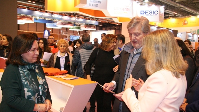 Monserrat Castejón ha recibido en el stand al ministro de Educación, Íñigo Méndez de Vigo en Aula 2018