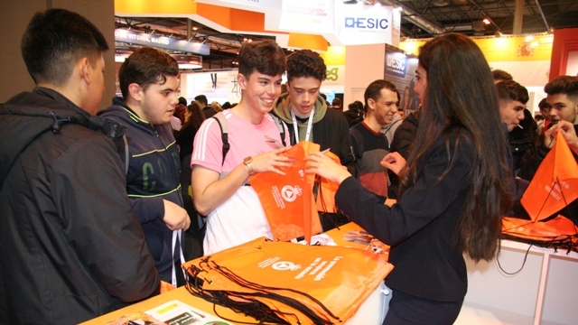 jóvenes que se interesan por la información de Protección Civil, Aula 2018