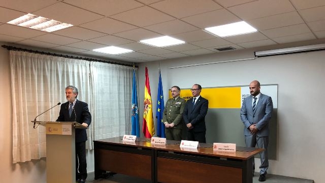 el director general de Protección Civil y Emergencia se hace una foto con los asistentes en la visita a Melilla