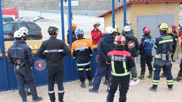 algunos de los cuerpos de seguridad, bomberos, policías, UME en el curso de guías caninos de perros de rescate